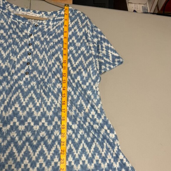 Women's 1X blue and ivory short sleeve shirt with pin tucks and buttons on front - Picture 9 of 12